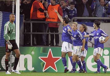 Πρώτη νίκη της «Φενέρ» και μάλιστα με 3-0, η Σάλκε έκοψε τη χαρά στην Μίλαν