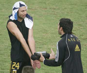 Να ξεχάσουν τον αποκλεισμό και να επικεντρωθούν στο ντέρμπι θέλουν στην ΑΕΚ