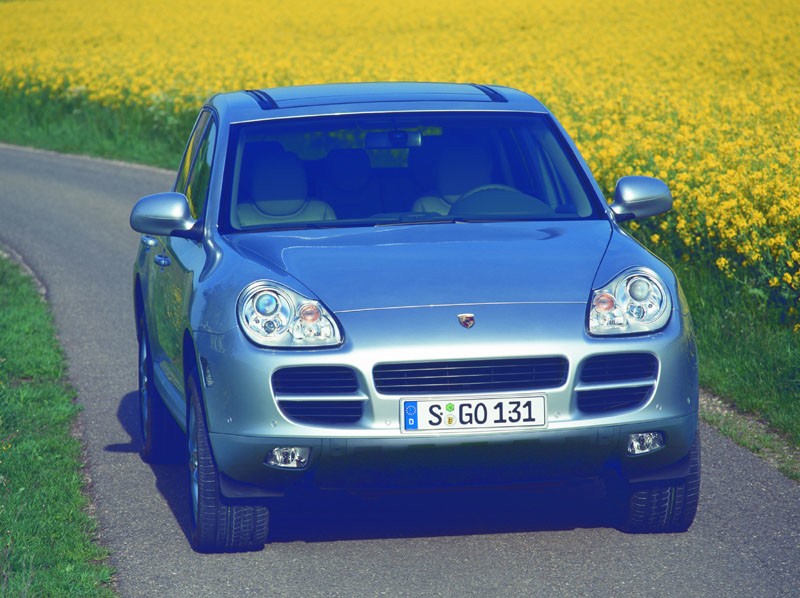 Σε υβριδική τροχιά η Porsche Cayenne