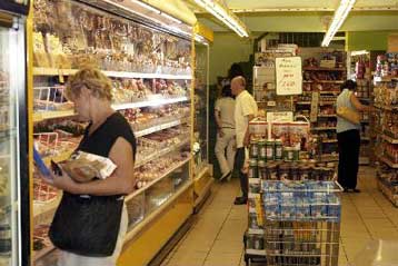 Εναρμονισμένες… τιμές συναντούν οι καταναλωτές στα ράφια των σούπερ μάρκετ