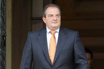 Τη Δευτέρα η αντίδραση Καραμανλή στις καταγγελίες για τα γαλάζια στελέχη