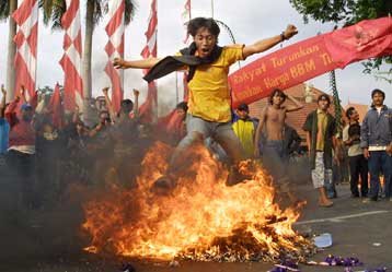 Διαδηλώσεις στην Ινδονησία κατά των υπέρογκων αυξήσεων στις τιμές των καυσίμων