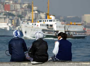 Έλλειμμα εμπιστοσύνης των Τούρκων στην ΕΕ καταγράφει έρευνα της Milliyet
