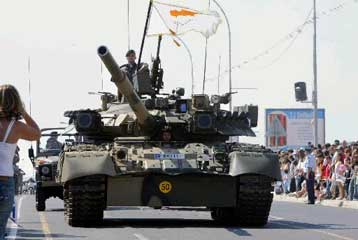 Με μεγάλη στρατιωτική παρέλαση τιμήθηκε η 45η επέτειος της Κυπριακής Ανεξαρτησίας