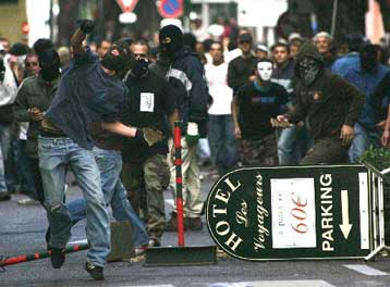 Απεργοί ναυτικοί «παγιδεύουν» χιλιάδες τουρίστες στα λιμάνια της Κορσικής