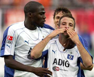 Το Αμβούργο παραμένει σε απόσταση αναπνοής από την Μπάγερν Μονάχου