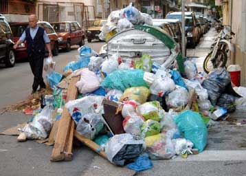 Τόνοι σκουπιδιών έχουν συσσωρευθεί στους δρόμους της Αθήνας
