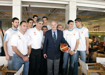 Η εθνική ομάδα μπάσκετ με τον Γ.Παπανδρέου και τον Αλ.Αλαβάνο