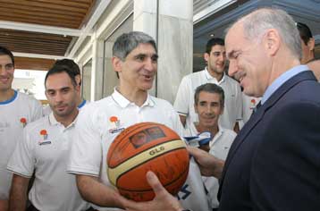 Συγχαρητηρίων συνέχεια για την εθνική μπάσκετ από Παπανδρέου και Αλαβάνο