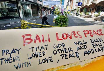 Καταδικάζει ο Αμπού Μπασίρ τις πολύνεκρες επιθέσεις του Σαββάτου στο Μπαλί