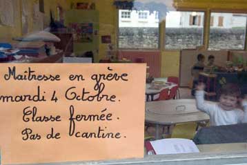 Παραλύει ο δημόσιος τομέας στη Γαλλία από απεργία των εργαζομένων
