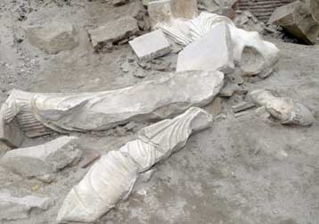 Ζημιά υπέστη άγαλμα της Αθηνάς κατά τη μεταφορά του στην αποθήκη