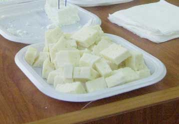 Πεντακόσια κιλά λευκού τυριού χωρίς σήμα καταλληλότητας κατέσχεσε η Νομαρχία Πειραιά