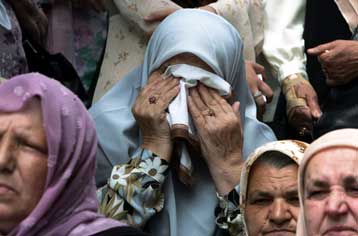 Στον εισαγγελέα τα ονόματα 17.000 ατόμων για τη σφαγή της Σρμπρένιτσα