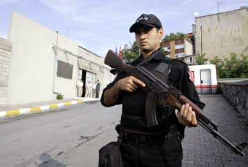 Ένας νεκρός και επτά τραυματίες από έκρηξη σε κτίριο της Κωνσταντινούπολης