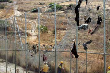 Εκατοντάδες Αφρικανοί μετανάστες πολιορκούν και πάλι τον ισπανικό θύλακο της Μελίγια