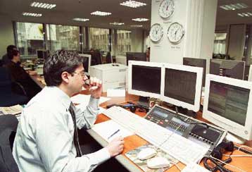 Σε υψηλά επίπεδα το δημόσιο χρέος και το 2006, «φρενάρει» την ανάπτυξη