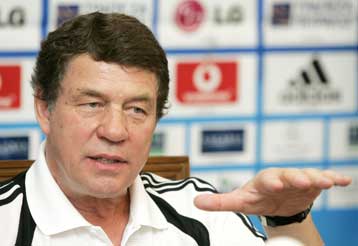 Η εθνική πρέπει να υπερβεί τα τελευταία μέτρα της πυραμίδας σύμφωνα με τον Ρεχάγκελ