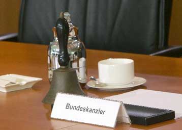 «Σύνοδο κορυφής» για το αξίωμα του καγκελαρίου ανακοίνωσαν Σρέντερ και Μέρκελ