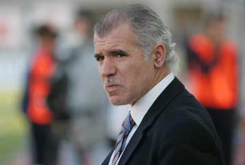 Ο Νίκος Αναστόπουλος στον πάγκο του Αρη αντικαθιστώντας τον Κουούζελα