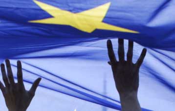 Στο 1,2% του ΑΕΠ αναθεώρησε η ΕΕ την ανάπτυξη της ευρωζώνης για το 2005