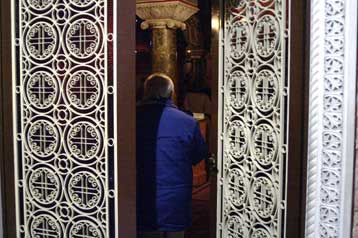 Ναοί σε 24ωρη βάση και γραφεία ευρέσεως εργασίας στις σκέψεις της Ιεραρχίας