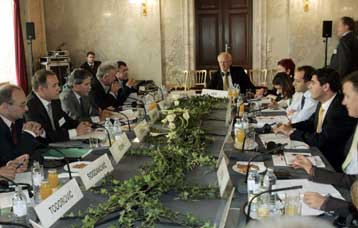 Πριν από το τέλος του 2005 να αρχίσουν οι συνομιλίες για το Κόσοβο, προτείνει ο ΟΗΕ