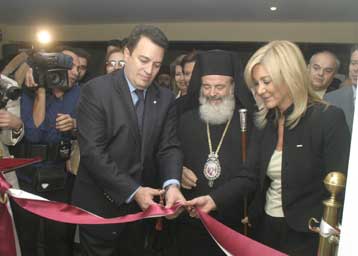 Εγκαίνια ξενώνα για κακοποιημένες γυναίκες από τον Ευρ.Στυλιανίδη και τον Αρχιεπίσκοπο