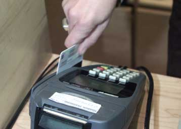 Στη Βουλή το θέμα του υπολογισμού των τόκων στις πιστωτικές κάρτες