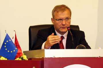 Από τις μεταρρυθμίσεις θα εξαρτηθεί η ευρωπαϊκή πορεία της Τουρκίας, δηλώνει ο Ρεν