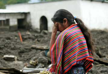 Φόβοι για εκατοντάδες άτομα θαμμένα κάτω από τις λάσπες στη Γουατεμάλα