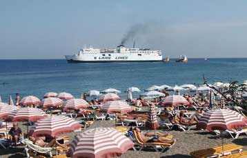 Ακαρπες οι προσπάθειες αποκόλλησης του «Ιεράπετρα» από τα αβαθή της Ρόδου