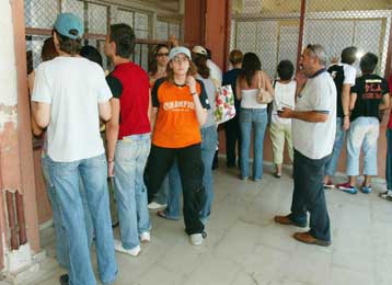 Χωρίς καμία διάκριση η εγγραφή αλλοδαπών μαθητών στα σχολεία, υπενθυμίζει το ΥΠΕΠΘ