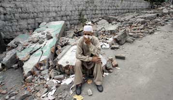 Αγώνας δρόμου σε Πακιστάν και Ινδία για την ανεύρεση επιζώντων στα ερείπια