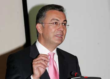 Αιχμές Ρουσόπουλου κατά υπαλλήλων του υπουργείου Επικρατείας