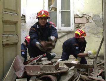 Διατηρητέο κτίριο κατέρρευσε στον Πειραιά, δίχως να υπάρξουν θύματα