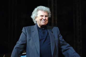 Τον Μίκη Θεοδωράκη παρασημοφόρησε ο Κύπριος πρόεδρος Τάσσος Παπαδόπουλος