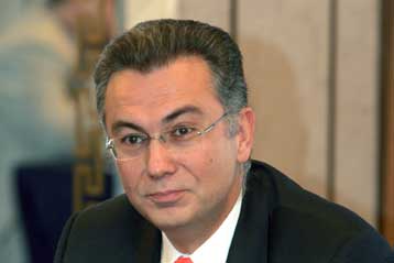 Μικρός ο αριθμός των μελών της ΚΕ της ΝΔ σε κρατικές θέσεις, απαντά ο Ρουσόπουλος