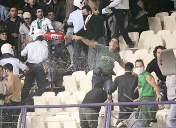 Εκτεταμένα επεισόδια εντός και εκτός ΣΕΦ πριν από το ντέρμπι των «αιωνίων»