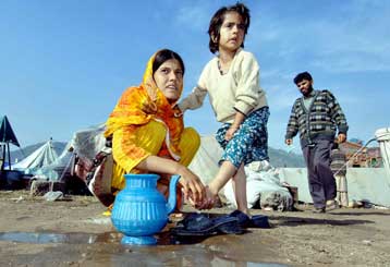 Συνεχίζεται η προσπάθεια ανεύρεσης επιζώντων στα ερείπια, διαβεβαιώνουν οι Πακιστανοί