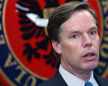 Ντροπή για την Ελλάδα να μπλοκάρει τη συμμετοχή της ΠΓΔΜ σε ΕΕ-ΝΑΤΟ, λέει ο Ν.Μπερνς