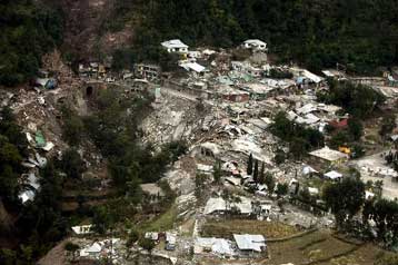 Τέλος στην αναζήτηση επιζώντων στο Πακιστάν, στο επίκεντρο η ανθρωπιστική βοήθεια