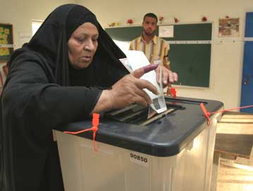 Έκλεισαν οι κάλπες στο Ιράκ για την έγκριση του νέου Συντάγματος