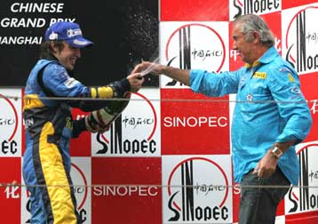 Ο Αλόνσο πρώτευσε στο GP της Κίνας και χάρισε τον τίτλο των κατασκευαστών στη Renault