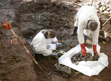 Ακόμα 400 πτώματα στον τρίτο μεγαλύτερο ομαδικό τάφο της Σρμπρένιτσα