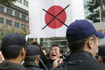 Εντείνονται οι αντιδράσεις του Πεκίνου στην επίσκεψη Κοϊζούμι στο μνημείο Γιασουκούνι