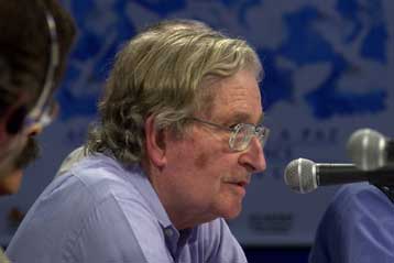 Ο Νόαμ Τσόμσκι είναι ο στοχαστής με τη μεγαλύτερη επιρροή