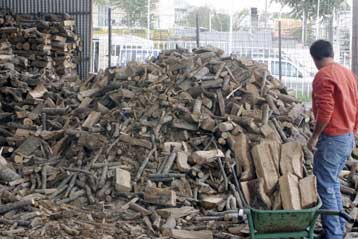 Κατακόρυφη άνοδος της ζήτησης -και των τιμών- για τα καυσόξυλα