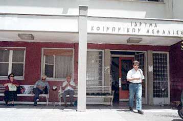 Διευρύνεται επικίνδυνα η «μαύρη τρύπα» στο ΙΚΑ