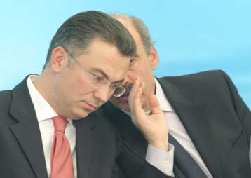 Με φακέλους του παρελθόντος απαντά η κυβέρνηση στις «γαλάζιες» αποκαλύψεις